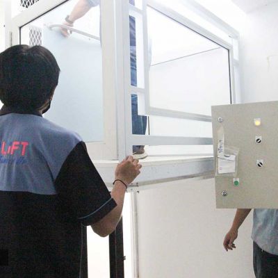 Service ลิฟท์บ้านแบบครึ่งท่อน ที่ โรงแรม Hill Fresco พัทยา