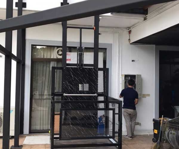 ผลงานการติดตั้งลิฟท์บ้านแบบครึ่งท่อน ที่ เพชรเกษม