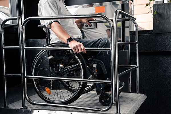 ลิฟท์สำหรับผู้พิการ และคนชรา